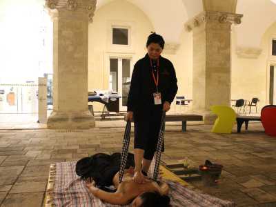 ...o ancora di un pha khao: una sciarpa che passa sotto il corpo per sfruttare una leva maggiore permettendo trazioni pi� forti ma non brusche